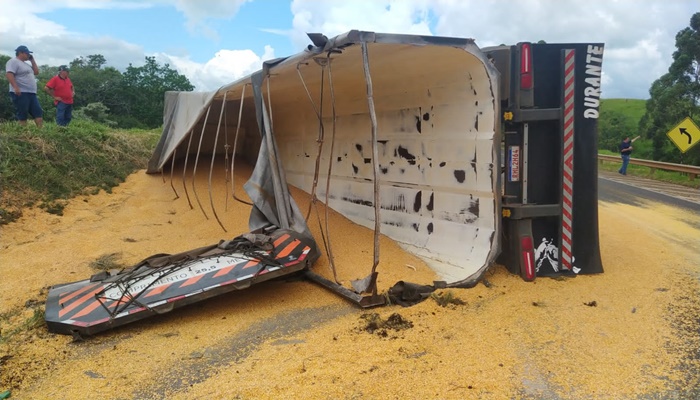 Guaraniaçu – Caminhão carregado de milho tomba na BR 277